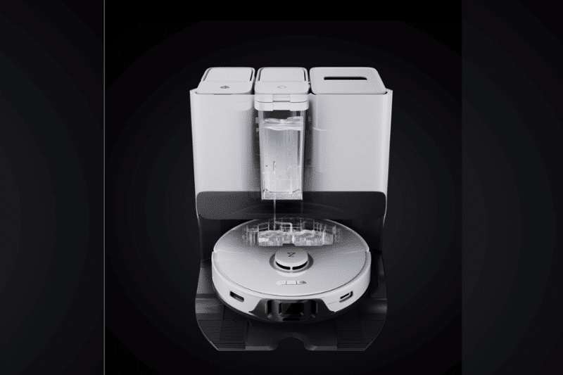 Мобильный резервуар для воды Roborock S8 Pro Ultra наполняется водой на станции Ultra.